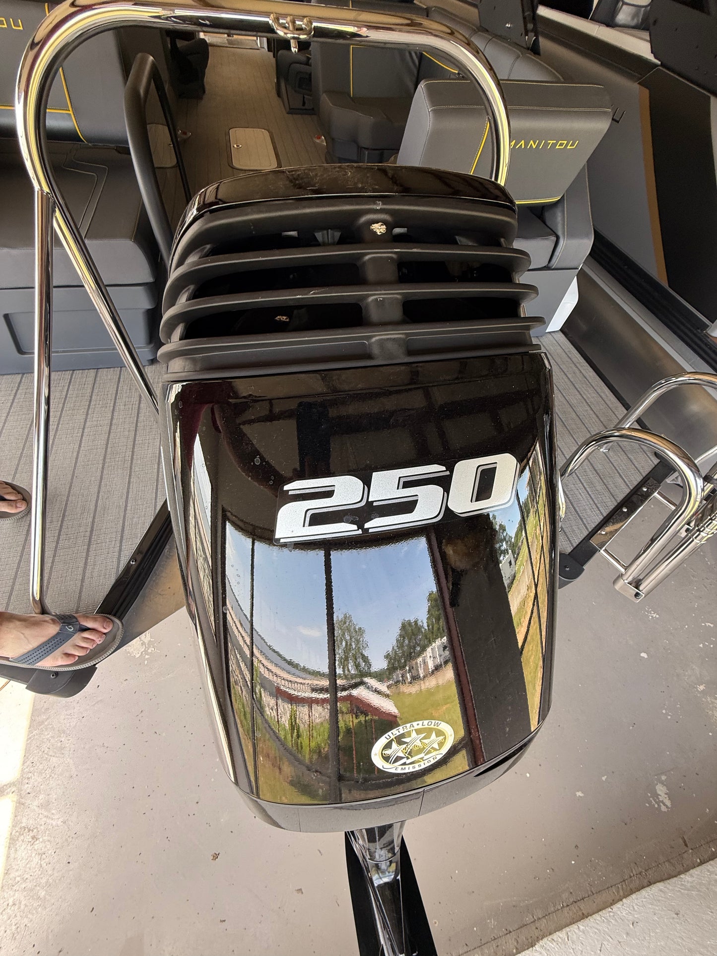 2025 Manitou Navigator 24 Ft Tritoon